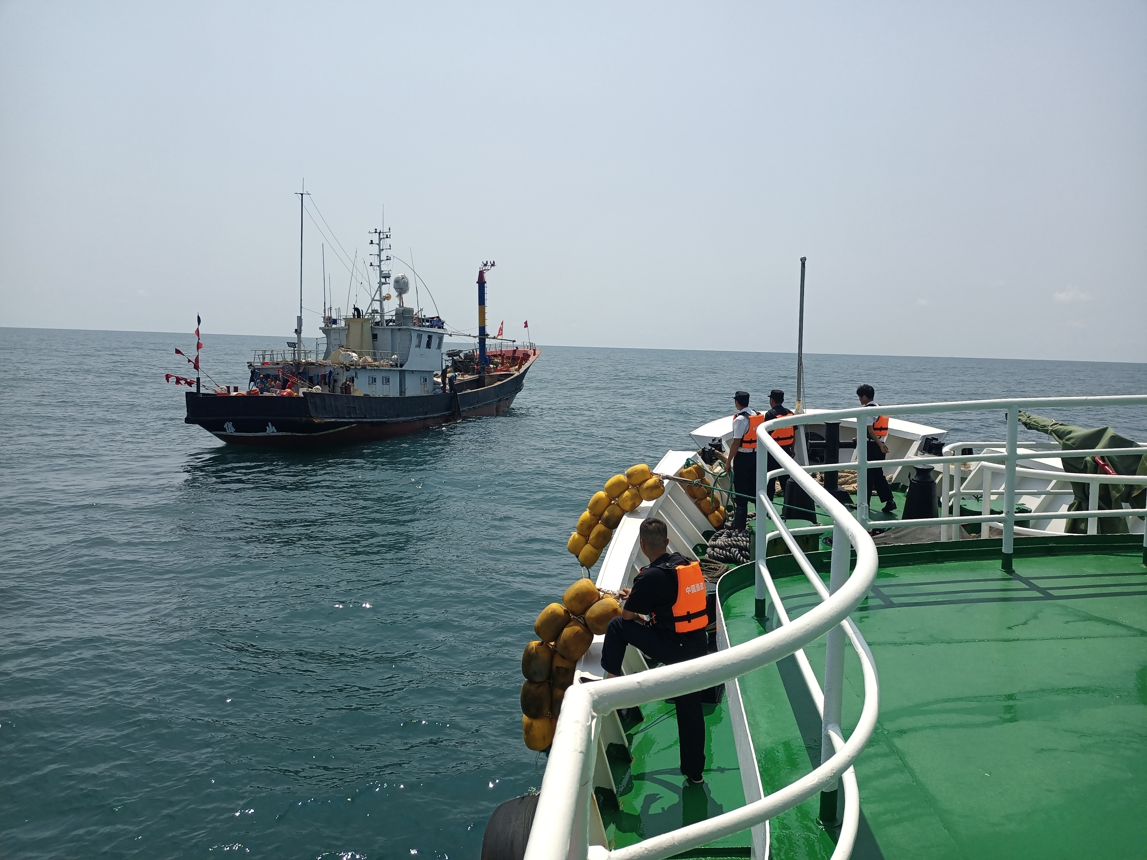 县海洋与渔业局深入作业海区开展安全检查